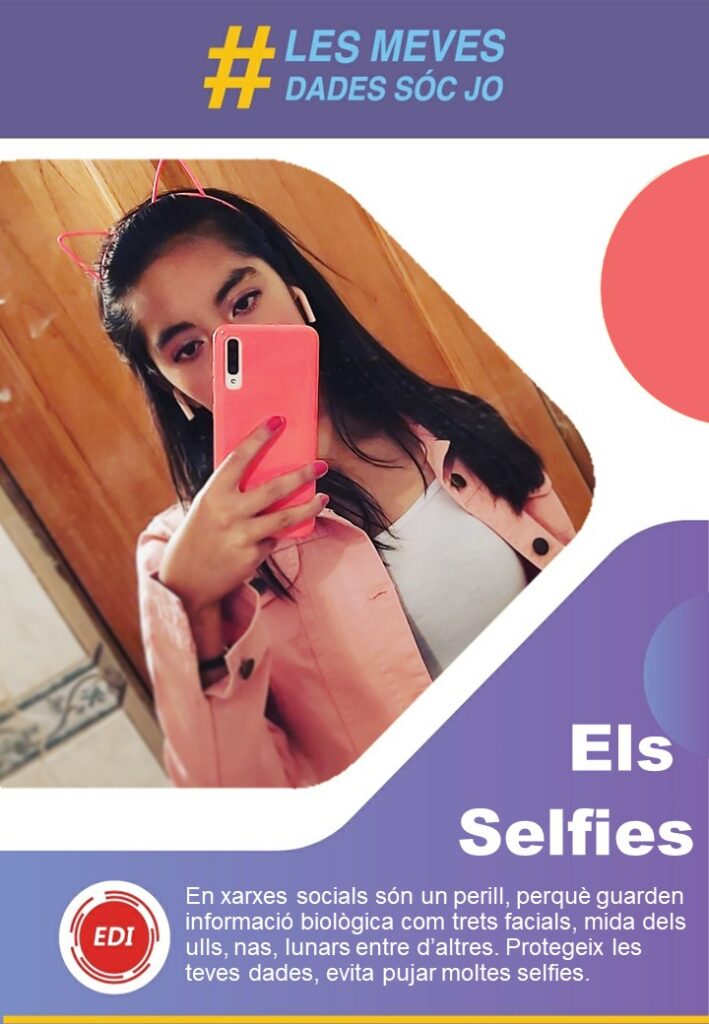 Una joven posa ante un espejo mientras se toma un fotografía.