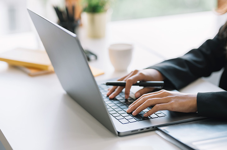 Abogado especializado en derecho digital trabajando en un portátil en un despacho de abogados tecnológicos